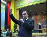 Bürgermeister Thomas Probst erhebt ein Glas Sekt zur Eröffnung der Halle