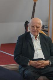 Walter Linke lauscht andächtig den Worten