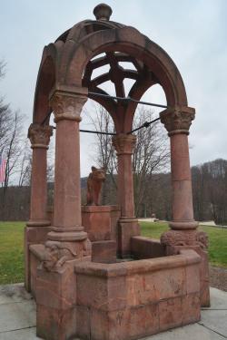 namensgebender Brunnen des Schlosses Wolfsbrunn