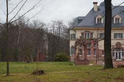 Schloss Wolfsbrunn mit Blick im Hintergrund auf Burg Stein, Hartenstein