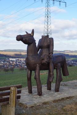 Denkmal "Der Reiter ohne Kopf", im Hintergrund Stadt Zwönitz