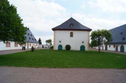 Schloss Augustusburg, Blick zu den Nebengebäuden (Kutschenmuseum und Standesamt)