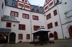 Schloss Rochsburg, Blick in den Innenhof mit Brunnenanlage
