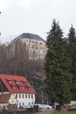 Blick auf Schloss Sachsenburg, im Vordergrund die Gaststätte "Fischerschänke"