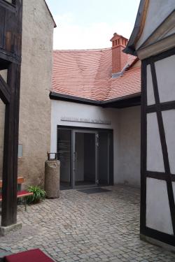 Innenhof mit Blick zum Museum der Burg Schönfels