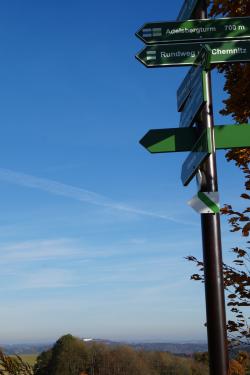 Wegweiser zum Adelsbergturm mit Blick zur Augustusburg im Hindergrund
(Foto: November 2015)