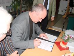 Bürgermeister Thomas Probst zur Vertragsunterzeichnung