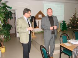 nach der Vertragsunterzeichnung, links Werkleiter Matthias Jancic, rechts Bürgermeister Thomas Probst