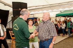 Foto von links: Bürgermeister Thomas Probst, Ortschronist Lothar Mädler, im Hintergrund Ortsvorsteherin Christine Radke