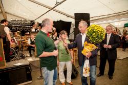 Foto von links: Bürgermeister Thomas Probst, Herr Dipl.-Med. Rainer Scheithauer, Ortsvorsteherin Christine Radke